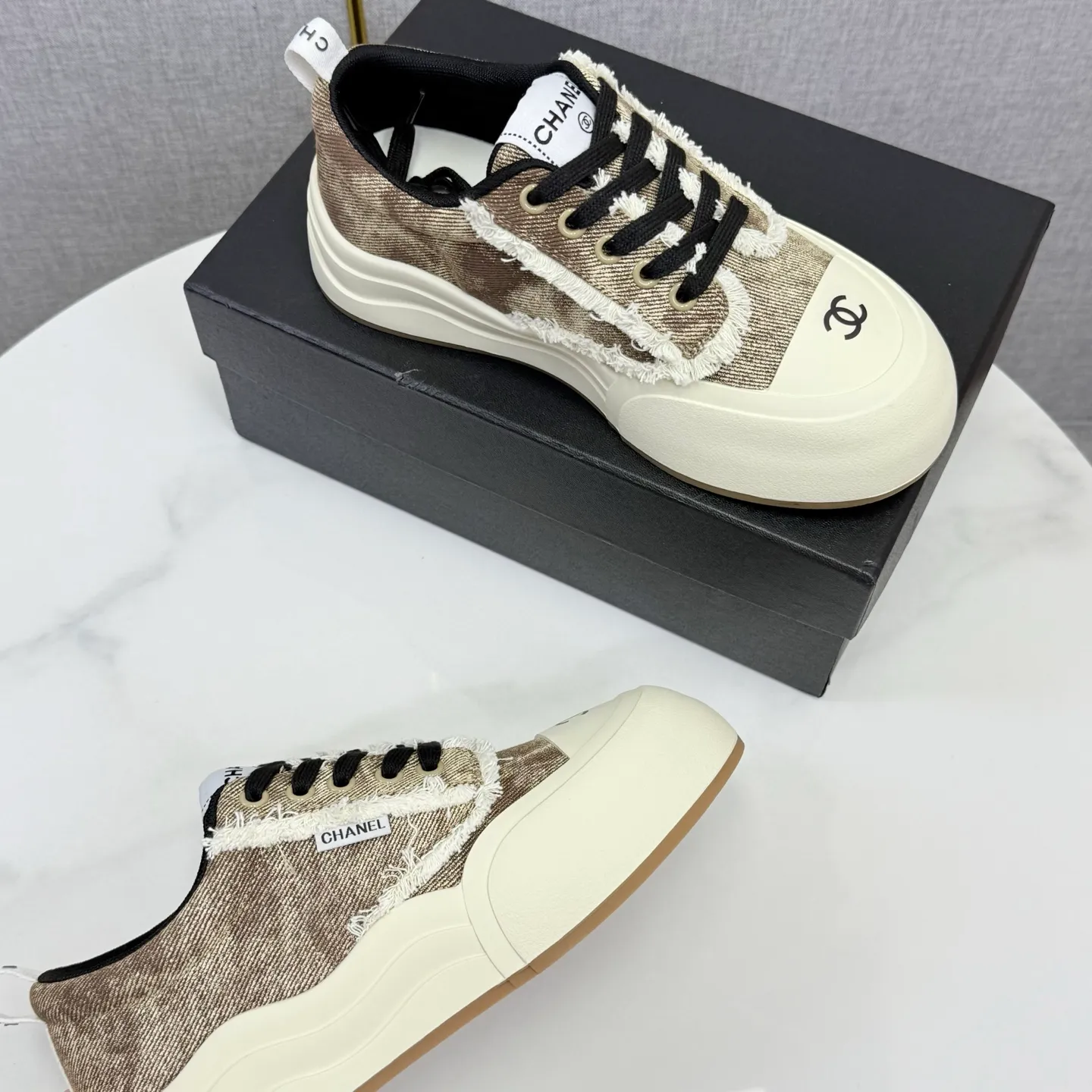 👟👟Ex-factory price 600👟👟Chanel Panda Shoes! 2025 counter's top casual sports shoes, this classic design; the upper is in the style of electric embroidery with various techniques; the outsole is fashionable and sporty; the unusual inclusion of a variety of color matching elements... The diversified mix and match is very good-looking and versatile, and can be used for leisure, fashion, sports, and outdoor... ꫛꫀꪝ Go➫ Materials: ❶Upper made of: original imported first-layer silk cowhide + original version waterproof cloth + original first-layer cowhide ❷Inner lining: Original Yangli+wang ❸ Outsole based on: Original TPU combination outsole Counter boutique packaging complete set for women 35–41